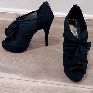 Nine West mesh ruffle heel. Sz 6.